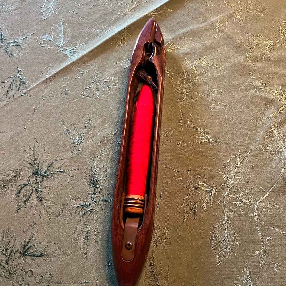 Yarn spindle with shuttle